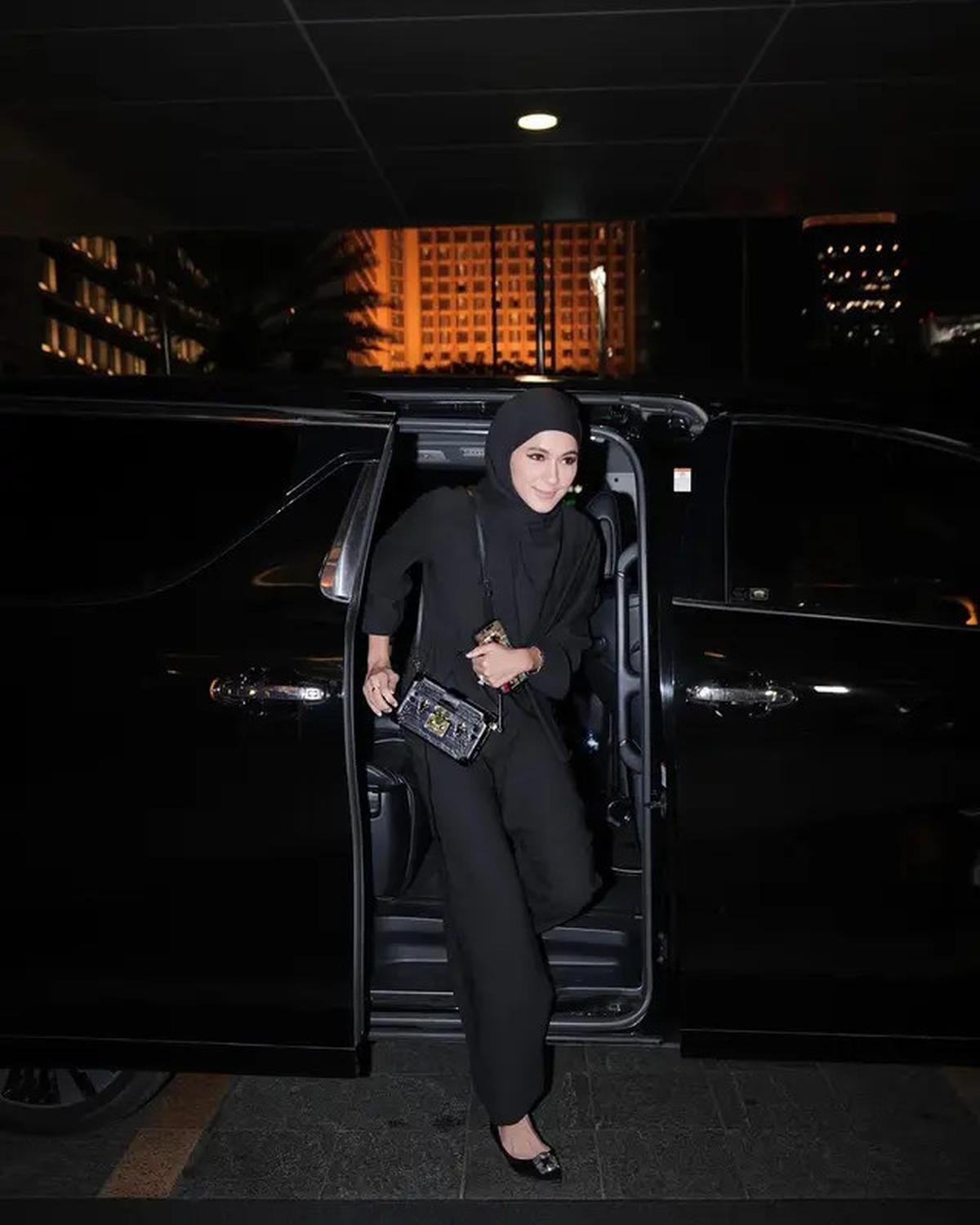7 Gaya Hijab Pashmina ala Paula Verhoeven, Tonjolkan Aura Model