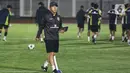 Pelatih timnas Indonesia, Shin Tae-yong saat memimpin langsung latihan kedua tim Garuda. (Liputan6.com/Angga Yuniar)