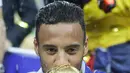 Pemain timnas Prancis, Corentin Tolisso mencium trofi Piala Dunia 2018 saat merayakan gelar juara setelah mengalahkan Kroasia pada  laga final di Luzhniki Stadium, Minggu (15/7). Prancis membekuk Kroasia dengan skor akhir 4-2. (AP Photo/Matthias Schrader)