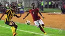 Pemain Timnas Indonesia U-23, Abduh Lestaluhu (kanan) mencoba melewati M Syazwan Tajudin (Malaysia U-23) saat laga uji coba di Stadion Si Jalak Harupat, Bandung, Kamis (21/5/2015). Indonesia unggul 1-0 atas Malaysia U-23. (Liputan6.com/Helmi Fithriansyah)