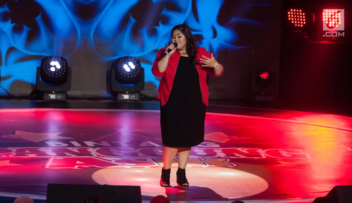 Siti Rahmah Nur Annisa saat beraksi di acara Bintang Panggung Asik di Studio 1 Indosiar, Jakarta, Jumat (19/5). Bintang Panggung Asik adalah kontes bernyanyi yang diselenggarakan oleh Vidio.com bersama dengan Telkomsel (AS). (Liputan6.com/Gempur M Surya)