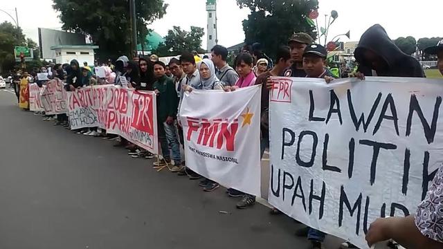 Aksi damai May Day 2018 buruh dan mahasiswa Banyumas sorot upah murah dan pendidikan mahal. (Foto: Liputan6.com/Muhamad Ridlo)