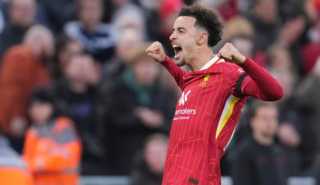Selebrasi Curtis Jones usai mencetak gol kedua saat Liverpool membungkam Chelsea di pertandingan pekan ke delapan Premier League 2024/2025 di Anfield, Minggu (20/10/2024) malam WIB. (Jon Super/AP)