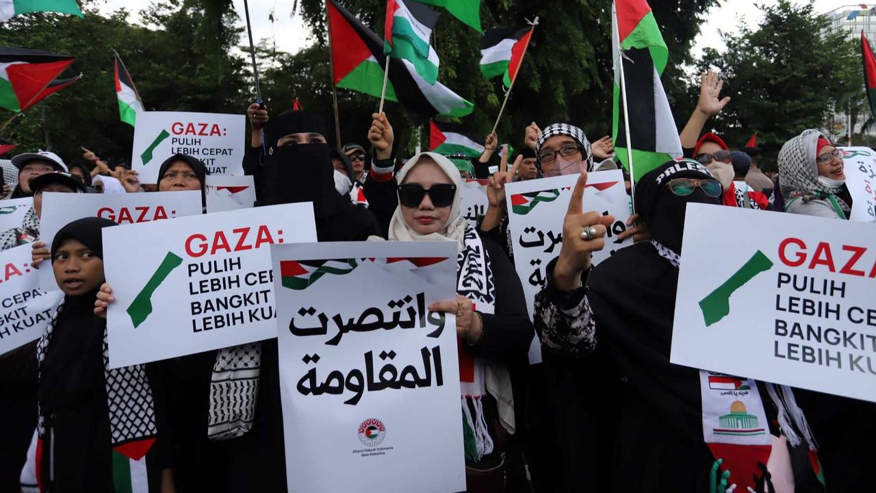 FOTO: Massa Aksi Bela Palestina Kembali Geruduk Kedubes AS Jelang Gencatan Senjata di Jalur Gaza