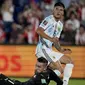 Argentina membuka peluang di menit ke-9 lewat Joaquin Correa. Tembakannya dari jarak dekat masih mampu ditepis kiper Paraguay, Anthony Silva. (AP/Jorge Saenz)