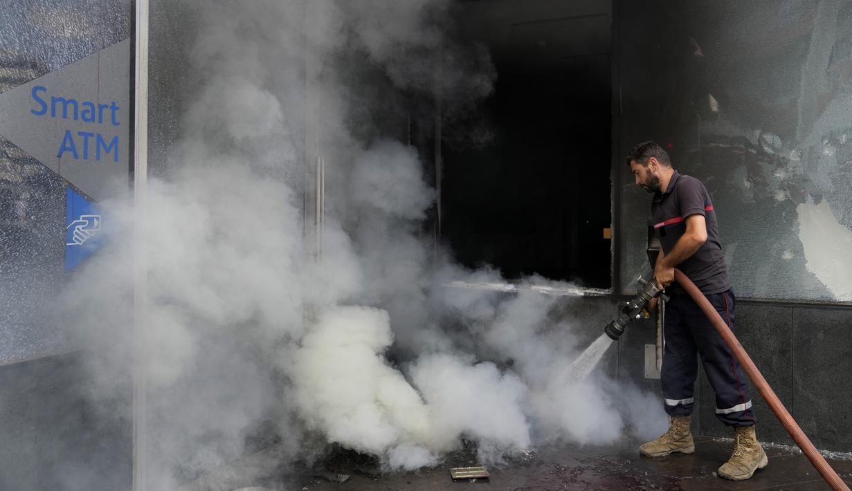 Sementara mata uang negara telah runtuh dan inflasi telah berputar. (AP Photo/Hussein Malla)