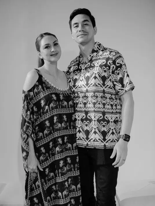 Foto terbaru Darius Sinathrya yang diunggah di akun Instagram terverifikasi, menampilkan pose bareng Donna Agnesia mengenakan busana rilisan Ghea Resort by Amanda Janna. “Selalu bangga pakai karya anak bangsa,” tulis bintang film Susah Sinyal dan Asih itu pada Rabu (10/8/2022) sembari mengibarkan emotikon bendera merah putih. (Foto: Dok. Instagram @darius_sinathrya)