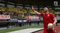 Striker Persija Jakarta, Marko Simic menyapa suporter usai pertandingan menghadapi 757 Kepri Jaya pada laga Piala Indonesia di Stadion Patriot, Bekasi, Rabu (23/1). Persija menang telak 8-2. (Bola.com/Yoppy Renato)