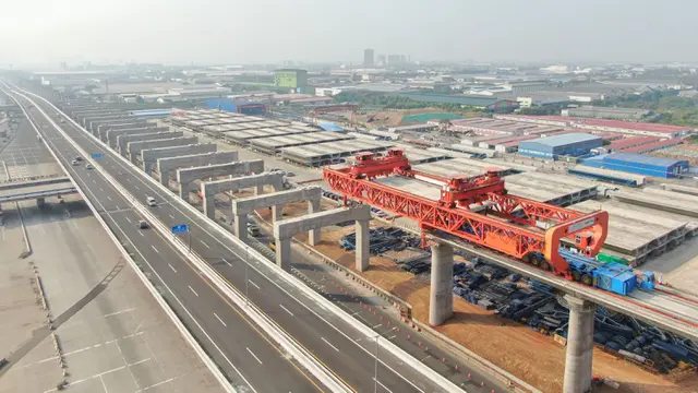 Pemasangan Girder Kereta Cepat Jakarta - Bandung