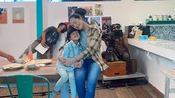 Masih berusia 20 tahun dan sudah apik berperan sebagai ibu, Beby Tsabina banjir apresiasi. Bintang web series Antares ini memang dikenal selalu totalitas dalam berakting. Promosikan film Scandal Makers, Beby Tsabina unggah beragam foto selama proses syuting Scandal Makers berlangsung. Kini tengah berada di Amerika melajutkan kuliah, Beby memang sudah menyelesaikan sederet projectnya sebelum terbang ke Negeri Paman Sam. (Liputan6.com/IG@bebytsabina)