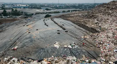 Foto pemandangan dari udara Tempat Pembuangan Sampah Terpadu (TPST) Bantar Gebang yang diambil pada tanggal 14 September 2023. (Yasuyoshi CHIBA/AFP)