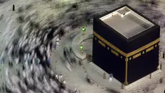 Jemaah haji mengelilingi Ka'bah tanpa menjaga jarak untuk pertama kalinya sejak awal pandemi virus corona di Masjidil Haram , di kota suci umat Islam Mekkah, Arab Saudi, Minggu (17/10/2021). Masjidil Haram di Kota Makkah Arab Saudi beroperasi dengan penuh. (AP Photo/Amr Nabil)