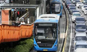 Bus Transjakarta saat melintasi jalur koridor I di Jakarta, Rabu (19/2/2025). (Liputan6.com/Angga Yuniar)