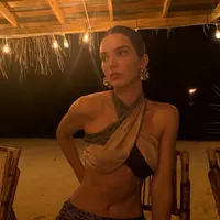 Intip gaya Kendall Jenner dengan bralette Rp11 jutaan saat rayakan ulang tahun ke-30 (@kendalljenner)