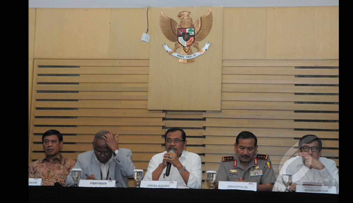 Pimpinan KPK bertemu dengan sejumlah menteri dan petinggi lembaga hukum di Gedung KPK, Senin (2/3/2015).  KPK melimpahkan kasus dugaan tindak pidana korupsi transaksi mencurigakan Komjen Pol Budi Gunawan ke Kejaksaan Agung. (Liputan6.com/Herman Zakharia)