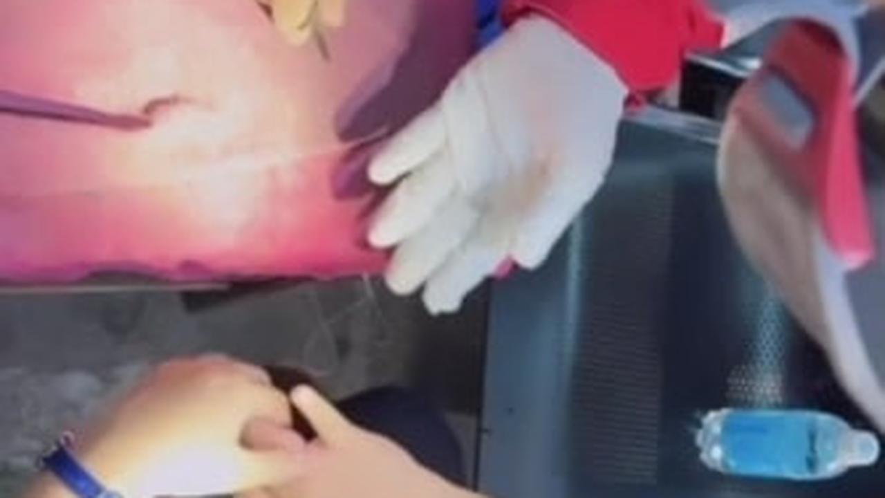 Momen Kiky Saputri Minta Bantuan Pemadam Kebakaran Untuk Lepas Cincin Menjelang Lahiran, Sempat Gagal Tiga Kali