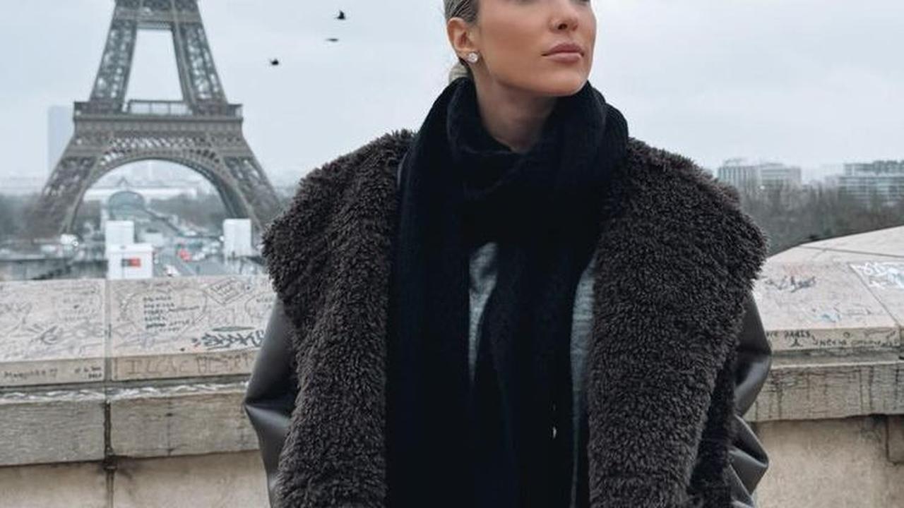 Cantiknya&nbsp;Alice Campello saat berpose dengan latar belakang Menara Eiffel di Paris, Prancis.&nbsp;Foto: Instagram/@alicecampello