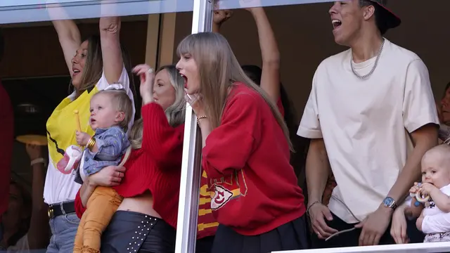 Taylor Swift nonton pertandingan football Travis Kelce. (AP Photo/Ed Zurga)