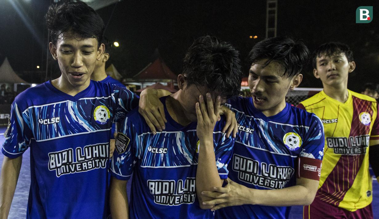 Pemain Al-Falah tampak sedih usai dikalahkan Kerambah FC pada laga Grand Final Futsal Battle di Mall Taman Anggrek, Jakarta, Minggu (14/10). Kerambah FC juara melalui adu penalti. (Bola.com/Vitalis Yogi Trisna)