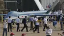 Pengunjung berjalan melewati drone CH-4 buatan China selama Pameran Penerbangan dan Antariksa Internasional China ke-13, juga dikenal sebagai Airshow China 2021 di Zhuhai di provinsi Guangdong, China (38/9/2021). (AP Photo/Ng Han Guan)