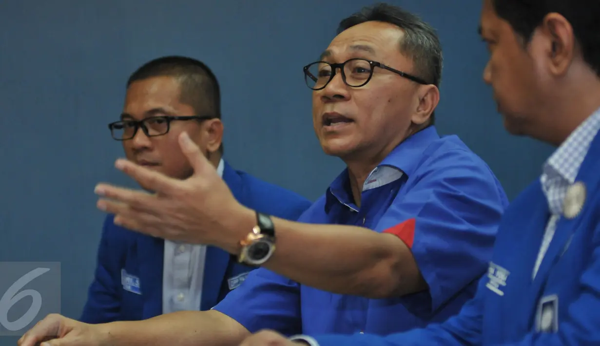 Ketua Umum Partai Amanat Nasional (PAN) Zulkifli Hasan (tengah) didampingi Ketua DPP PAN Yandri Susanto (kiri) menggelar jumpa pers di Kantor DPP PAN, Jakarta,  (20/5). Konpers terkait persiapan rakernas PAN dan isu terkini. (Liputan6.com/JohanTallo)