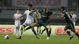 Pemain Tira Persikabo, Petteri Pennanen, berebut bola dengan gelandang Arema FC, Hanif Sjahbandi, pada laga Shopee Liga 1 di Stadion Pakansari, Bogor, Senin, (2/3/2020). Tira Persikabo takluk 0-2 dari Arema FC. (Bola.com/M Iqbal Ichsan)