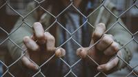 Demi membeli ponsel sang anak yang menjalani sekolah online, seorang pria bekerja giat dari dalam sel penjara. (Foto: Unsplash)