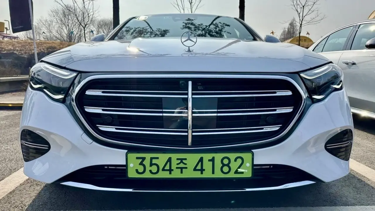 Mercedes-Benz S-Class milik perusahaan dipasangkan plat hijau di Korea Selatan