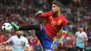 Bek Spanyol, Sergio Ramos, bersiap menendang bola saat laga Grup D Piala Eropa 2016 melawan Turki di Stadion Allianz Riviera, Prancis, Jumat (17/6/2016). (AFP/Boris Horvat)
