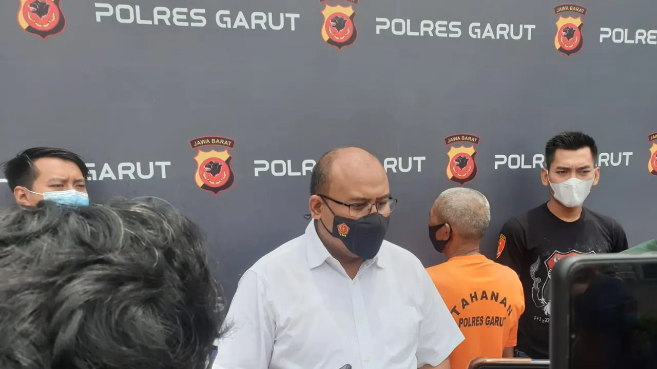 Kasatreskrim Polres Garut AKP Dede Sopandi tengah menyampaikan penjelasan di depan media dalam rilis kasus pencabulan tersangka OS dalam aksi bejatnya terhadap MA, 9 tahun.