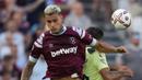 Gianluca Scamacca masuk menggantikan Michail Antonio pada menit ke-57 saat laga West Ham United melewan Manchester City. Sayangnya, ia tak mampu membuat banyak peluang pada laga tersebut. Satu-satunya peluang emas yang didapatkan oleh pemain Italia itu ketika dirinya berhasil melakukan sundulan ke arah gawang. Namun, sundulannya itu dapat ditepis Ederson dengan mudah. (AP/Frank Augstein)