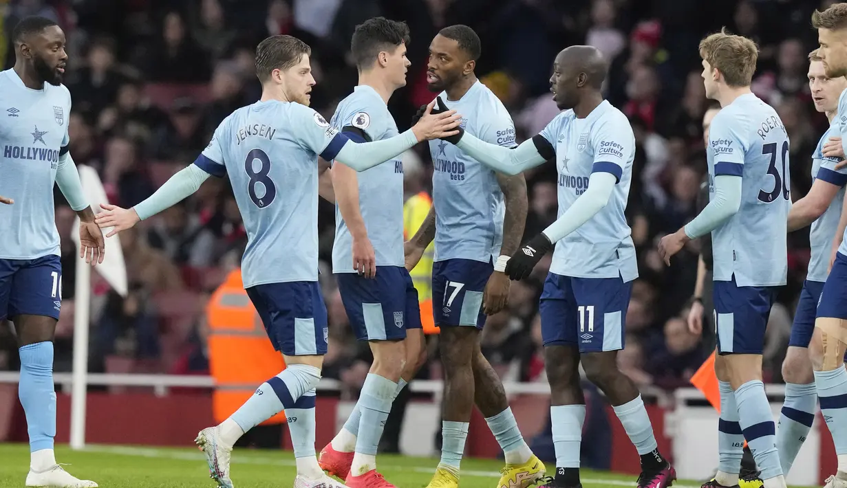 Pemain Brentford merayakan gol yang dicetak oleh Ivan Toney ke gawang Arsenal pada laga Liga Inggris di Stadion Emirates, London (11/2/2023). The Gunners unggul terlebih dahulu melalui gol Leandro Trossard, tetapi The Bees berhasil menyamakan kedudukan melalui gol Ivan Toney. (AP Photo/Frank Augstein)