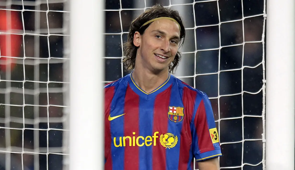 Zlatan Ibrahimovic menjadi penyerang yang tampil menggebrak Eropa saat memulai karier di Barcelona pada musim 2009/2010. Ia mengantongi 21 gol dan 13 assist di musim debutnya. Namun, perjalanannya di Barca harus usai setelah berselisih dengan Pep Guardiola. (AFP/Lluis Gene)
