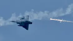Sebuah jet tempur Mirage buatan Prancis meluncurkan suar selama Latihan Han Kuang tahunan, di laut dekat pelabuhan angkatan laut Suao di daerah Yilan, Taiwan, Selasa (26/7/2002). (AFP Photo/Sam Yeh)