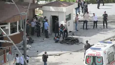 Petugas saat memeriksa lokasi ledakan bom yang menewaskan seorang perwira polisi di dekat kawasan perbatasan Turki dengan Suriah, Minggu (1/5). Peristiwa ledakan tersebut itu telah melukai 13 orang. (REUTERS/Murad Sezer)