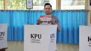 Tanpa Annisa Pohan, Agus Harimurti Yudhoyono nyoblos dengan gaya necis yang khas. Ia kenakan kemeja kotak-kotak dengan celana hitam [@agusyudhoyono]