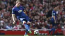 Bek Manchester United, Phil Jones mungkin bisa menjadi pilihan Mourinho, karena ketenangannya pada lini belakang, selain itu Jones merupakan salah satu pemain Timnas Inggris yang menonjol di Premier League. (AFP/Adrian Dennis)