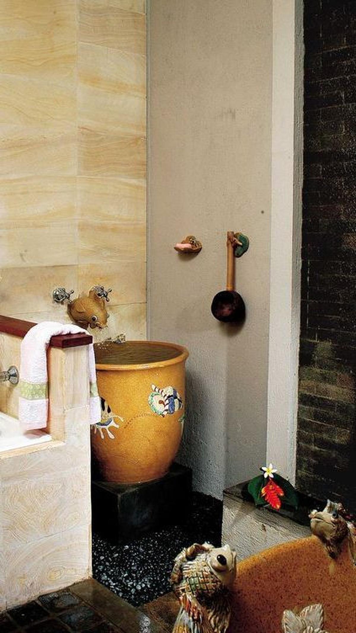 Kamar Mandi Khas Pedesaan Ala Tradisional