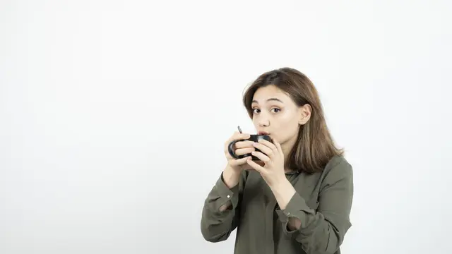 Ilustrasi Wanita Minum Kopi