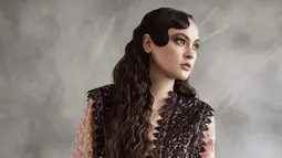 Biasa tampil dengan rambut lurus dan panjang, Jolene Marie terlihat menawan dengan gaya rambut keriting. Potretnya sekilas terlihat meniru gaya rambut wanita era 90-an. (Liputan6.com/IG/@joleneemarie).
