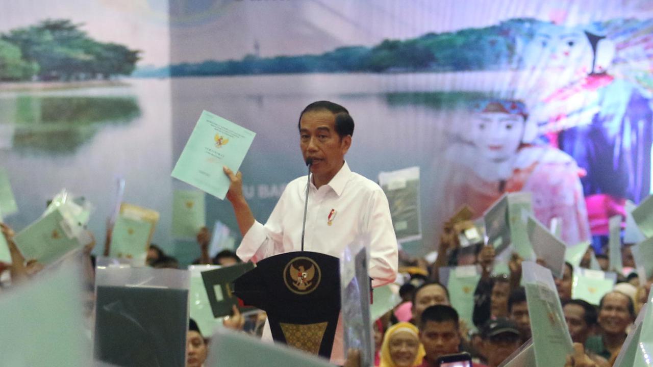 Jokowi Bagikan 3.000 Sertifikat Tanah di Pasar Minggu