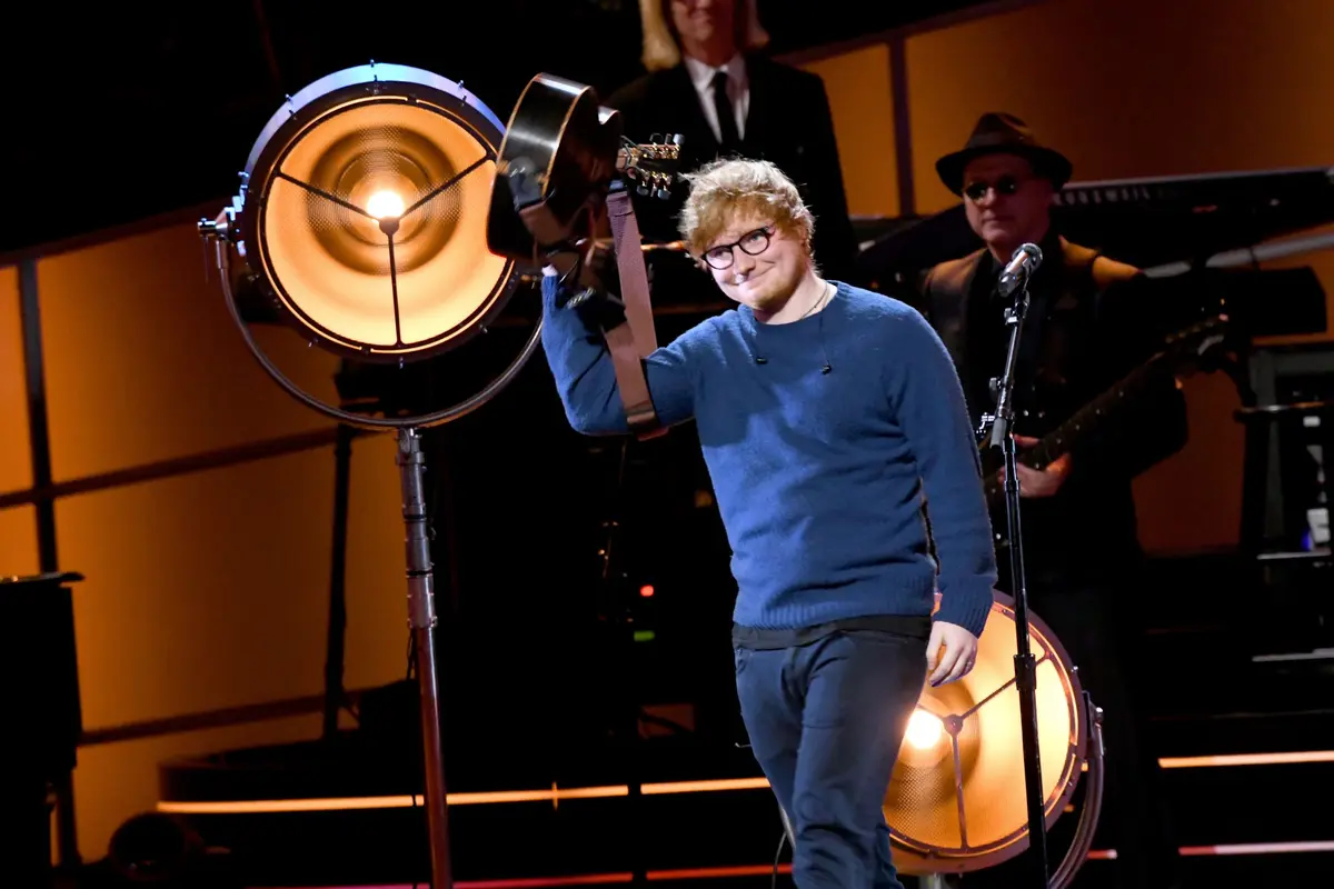 Pesona Ed Sheeran saat Berkaca Mata dan Bermain Gitar Diatas Panggung