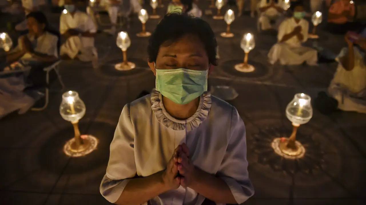 14 Orang Terkonfirmasi Virus Corona, Warga Thailand Doa Bersama