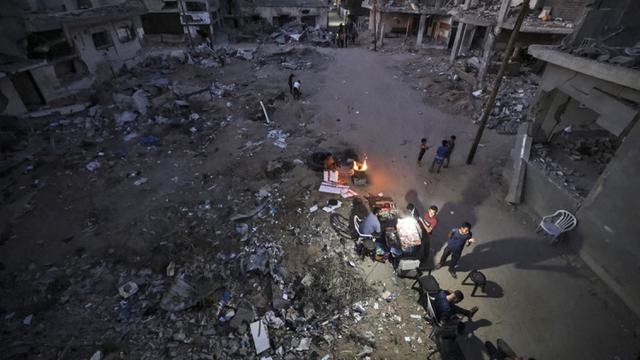 FOTO: Hidup di Antara Reruntuhan Bangunan Usai Konflik Hamas - Israel