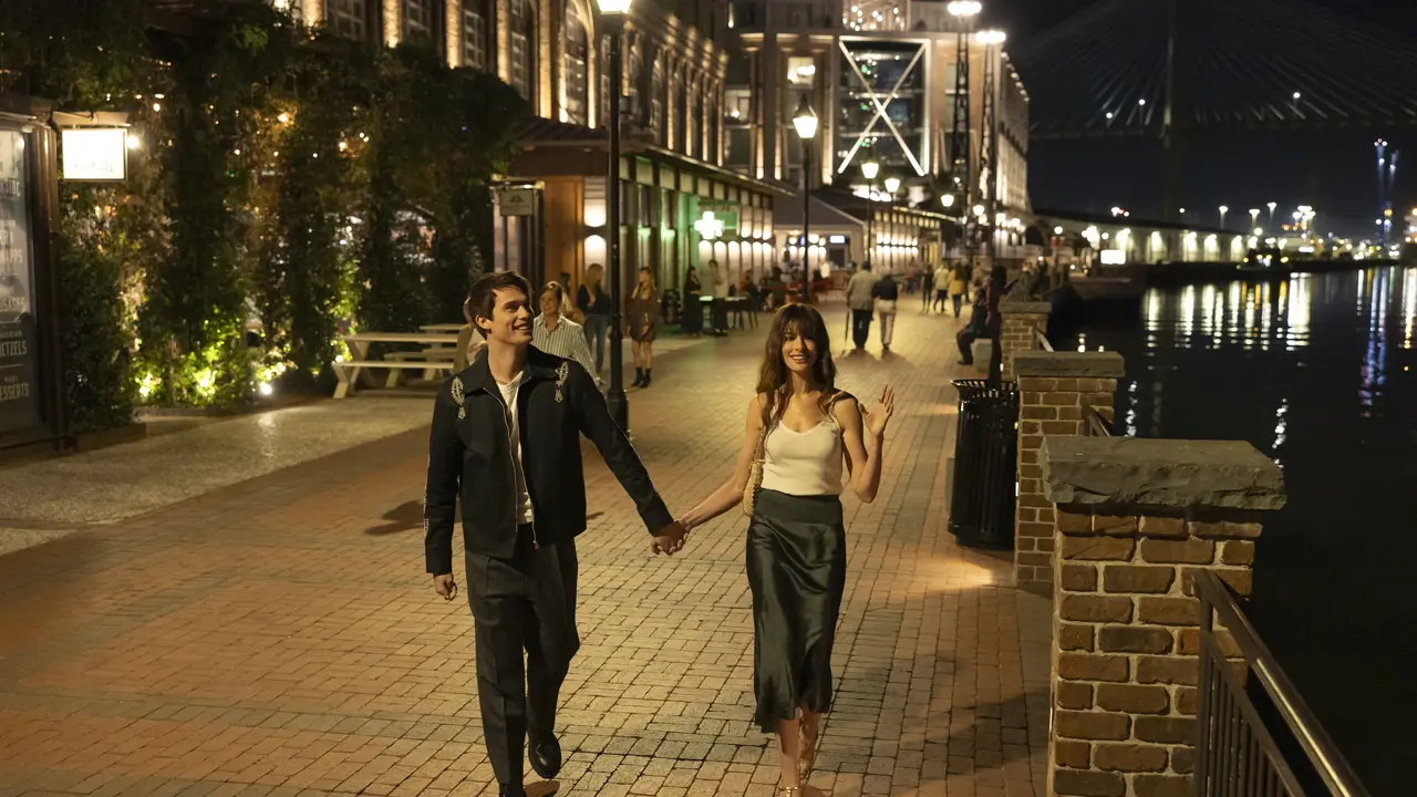 Anne Hathaway dan Nicholas Galitzin dalam film The Idea of You. [Foto: Prime Video]