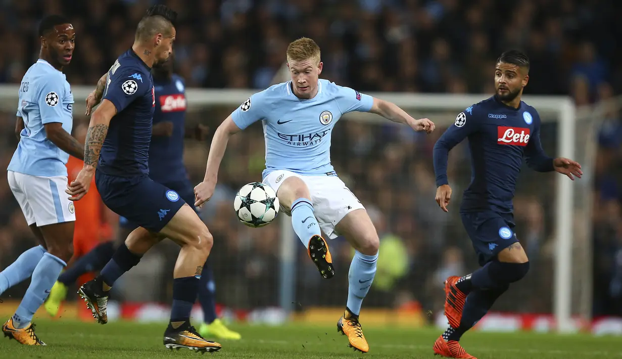 Gelandang Manchester City, Kevin De Bruyne, berusaha melewati gelandang Napoli, Marek Hamsik, pada laga Liga Champions di Stadion Etihad, Selasa (17/10/2017). Manchester City menang 2-1 atas Napoli. (AP/Dave Thompson)