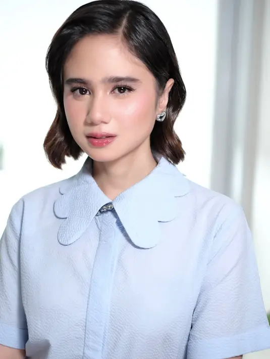 Rambut pendek Tiani ditata bergaya semi wet look dan berlekuk yang menampilkan kesan mature [@@louisedaniellaa]