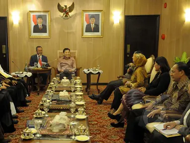 Ketua DPR RI Setya Novanto (kanan) menerima Delegasi Majelis Syuro Parlemen Arab Saudi di ruang tamu pimpinan DPR RI, Komplek Parlemen, Senayan, Jakarta (2/2/2015). (Liputan6.com/Andrian M Tunay)