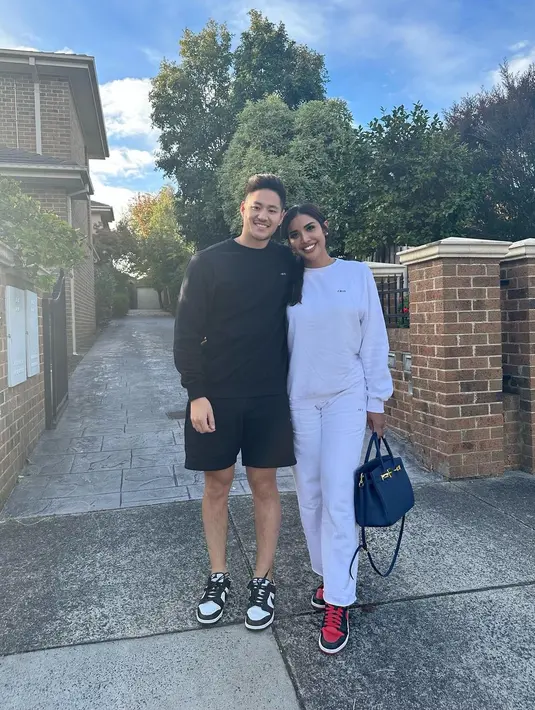 Kali ini Millen Cyrus dan kekasihnya tampil dengan outfit kasual. Millen dengan setelan sweatshirt dan celana panjang berwarna putih polos, sedangkan sang kekasih tampil mengenakan setelan sweatshirt hitam dan celana pendek. Foto: Instagram.