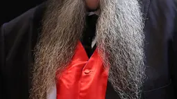 Seorang peserta berpose sebelum ambil bagian dalam Kejuaraan Jenggot dan Kumis Dunia 2019 di Antwerpen, Belgia pada 18 Mei 2019. Kejuaraan dua tahun sekali ini didedikasikan untuk penggemar jenggot dan kumis dari seluruh dunia. (REUTERS/Yves Herman)